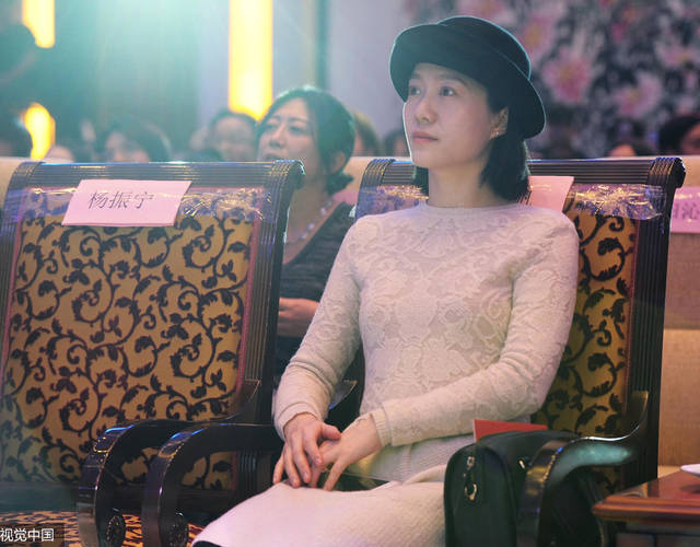 今年40岁的翁帆看起来优雅大方，气质出众。