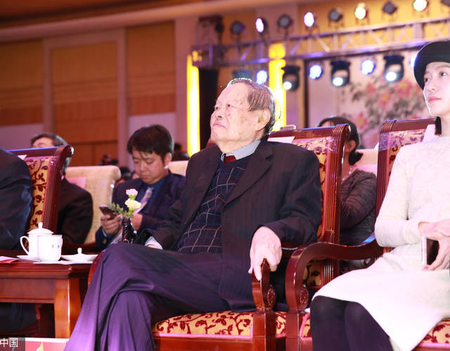 杨振宁携妻子现身，