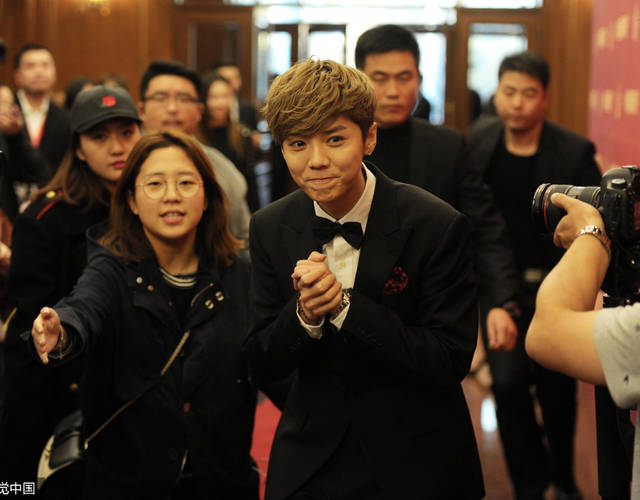鹿晗入场打招呼。